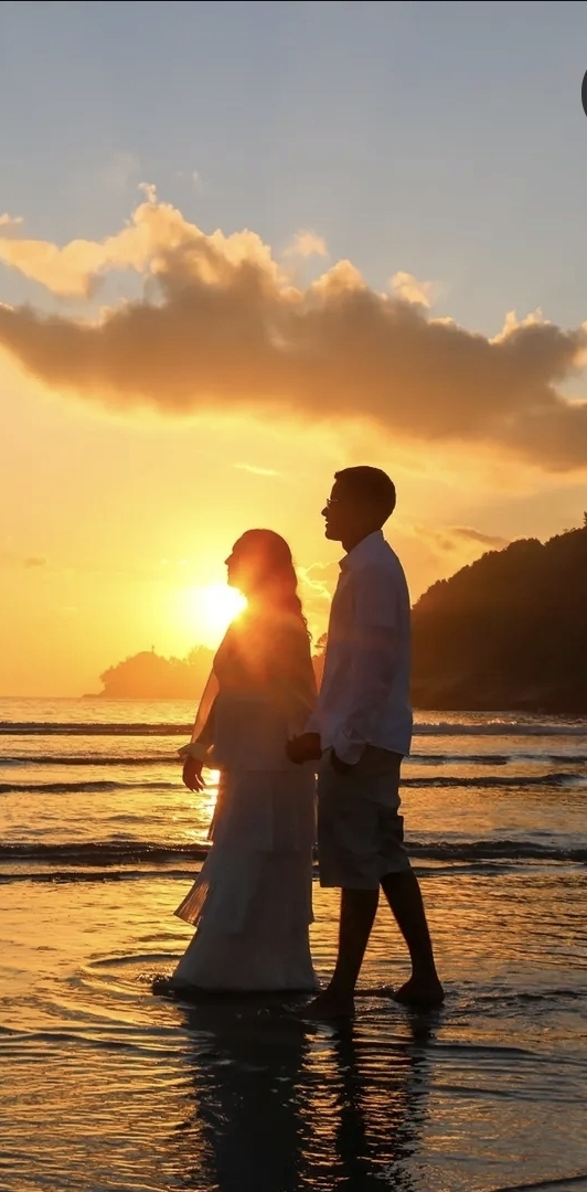Heloisa e Gustavo caminhando na praia